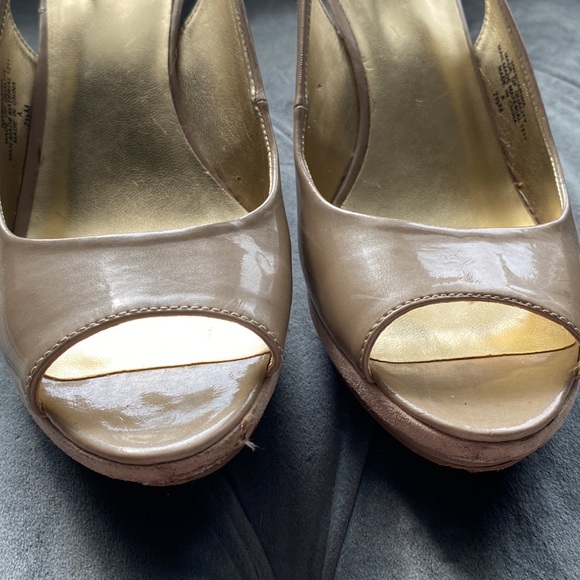 Nine West 7 1/2 Tan Faux Patent Leather Heels - Picture 11 of 14